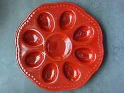 Gyönyörű piros tojáskínáló tál