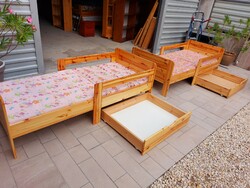 For sale: 1 high-quality, tiger and teddy bear pattern, adjustable pine children's bed, with 3 mattresses and bed linen