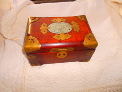 Fa  ékszertartó  doboz-  réz veretekkel, faragott jade közép díszítéssel