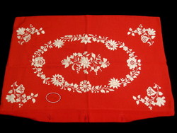 Kalocsai fehér virág mintával hímzett díszpárna, párna huzat piros alapon 56 x 37 cm