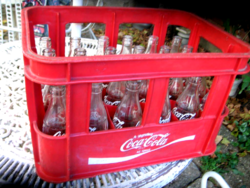 Retro Coca Cola üvegek rekeszben