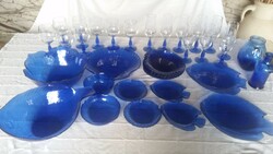 Különleges, egyedi  kék üveg készlet, halas kagylós tányérok, tálalók pohárkészlettel