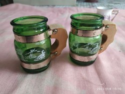 Üveg italos pohár 2 db eladó! Zöld üveg pálinkás pohár, fa füllel eladó!