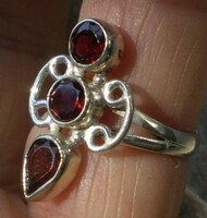 925 ezüst gyűrű, 16,4/51,5 mm, vörös gránáttal