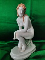 Régi Zsolnay térdepelő női akt porcelán