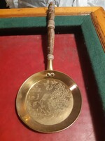Small old copper pan with wooden handle, with Chinese motifs i. (31.5X12.3 cm)