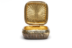 Ezüst aranyozott szelence pill box gyöngy és gránát kövekkel