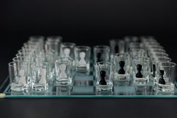 Sakk, üveg poharakkal, feles sakk, üveg táblával, üveg pohár bábukkal.