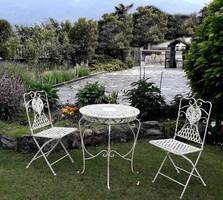 Elegáns kerti garnitúra – kovácsoltvas, krém színű (1 db asztal + 2 db szék)