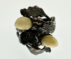 464T. 1 Forintról! Antik Vadász ezüst (5 g) gyűrű, vadállati fogakkal és aranyozott makkal ékesítve!