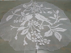 A very nice fillet or net round bird tablecloth