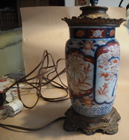 Imari porcelán testű asztali lámpa réz talpazattal