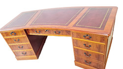 A581 Exluzív  Angol chesterfield bőrborítású íróasztal