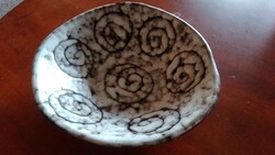 Retro szürke , csigás ,kissé amorf alakú Hódmezővásárhelyi, Figyelem ez 25 cm  nagy! tál asztalközép