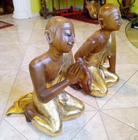 Shaolin szerzetesek szobor páros tűziaranyozott köntösben Indiából, tömör keményfa 65cm.