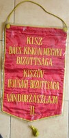 Szocreál KISZ selyem zászló, eredeti védő fóliában,32 cm széles, hossza 49 cm.