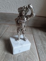 Érdekes régi fém szobor: mulató középkori figura (14,5 cm)