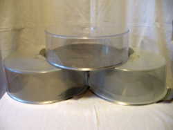 Metal cake tray with lid