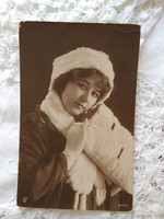 Antik fotólap/képeslap, elegáns hölgy téli ruhában, prém sapka, kézmelegítő 1915