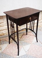 Gyönyörű díszes oldalú Thonet asztal, konzol, laptop asztal fiókos. Art Deco Szecesszió, Retro