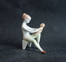 Aquincumi retro porcelán figura - macis kislány - mackóval játszó lány - Aquincumi