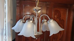 Modern 5 ágú csillár. mennyezeti lámpa, gyönyörű, fehér üveg búrákkal.