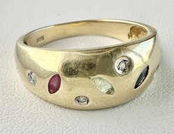 161T. 1 Forintról! DESIGNER 14K Arany gyűrű (3,2 g) Smaragd, Rubin, Zafír és apró Accant brillekkel!