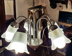 Modern 5 ágú csillár. mennyezeti lámpa, gyönyörű, fehér üveg búrákkal.