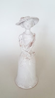 Kerámia szobor kalapos nő virággal figura 31 cm