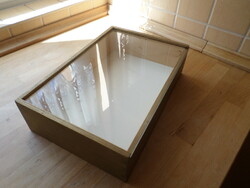 Fa doboz kihúzható üveg tetővel