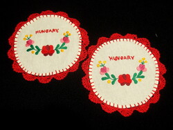 Matyó vagy Kalocsai mintával hímzett terítő piros horgolással 16 cm Hungary felirattal