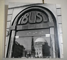 Pécs IBUSZ iroda épület tükörképben a Dzsámi 1982 - 83 művész 48x48cm retro kiállítás fotó