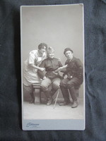 Cca. 1890 FOTÓ FOTÓGRÁFIA FÉNYKÉP MŰTERMI JELZETT KEMÉNYHÁTÚ O - MAGYAR MONARCHIA ÉLETKÉP