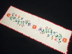 Kalocsai mintával hímzett terítő, futó fehér alapon 65 x 22 cm