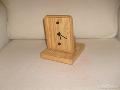The wooden clock can be tilted, which is custom-made and built into a wooden case with meticulous work