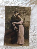 Antik kézzel színezett fotólap/képeslap, romantikus, szerelmespár 1908, hölgy rózsaszín ruhában