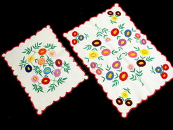 2 db szalmavirág mintával fehérre hímzett terítő 40 x 28 és 28 x 22 cm