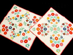 2 db szalmavirág mintával fehérre hímzett terítő 39 x 35 és 35 x 35 cm