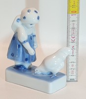 Zsolnay tyúkot etető kislány porcelán figura (2365)