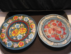 Két dekoratív,kézzel festett rózsás fa fali tányér egyben