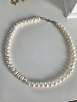 Beautiful, spectacular classic string of pearls with a silver clasp, real pearl