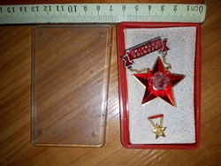Piros szalagos Kiváló Dolgozó kitüntetés minivel, dobozban