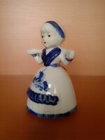 Kék-fehér kézzel festett jelzett holland delfti mázas porcelán vízhordó kislány szobor népviseletben