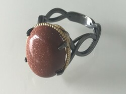 Kaboson csiszolású napkővel díszített aranyozott gyűrű, 1,8 cm belső átmérő