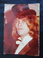 1970 KOBOR JÁNOS OMEGA autográf angol nyelvű sorai és aláírása őt magát ábrázoló színes fotó -n