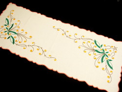 White embroidered tablecloth with berry pattern, runner 84 x 32 cm