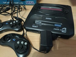 Sega Megadrive 2 tv játék dobozában, 4 kontroller, adapter, és maga a gép egyben