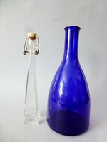 Régi csatos és kék üvegek párban
