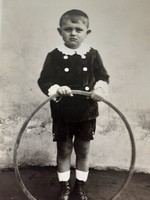 Régi gyerekfotó vintage fénykép kisfiú karikával