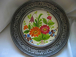 Antik kézzel festett, szignált porcelán, Peltro ón, jelzett, akasztós keretben